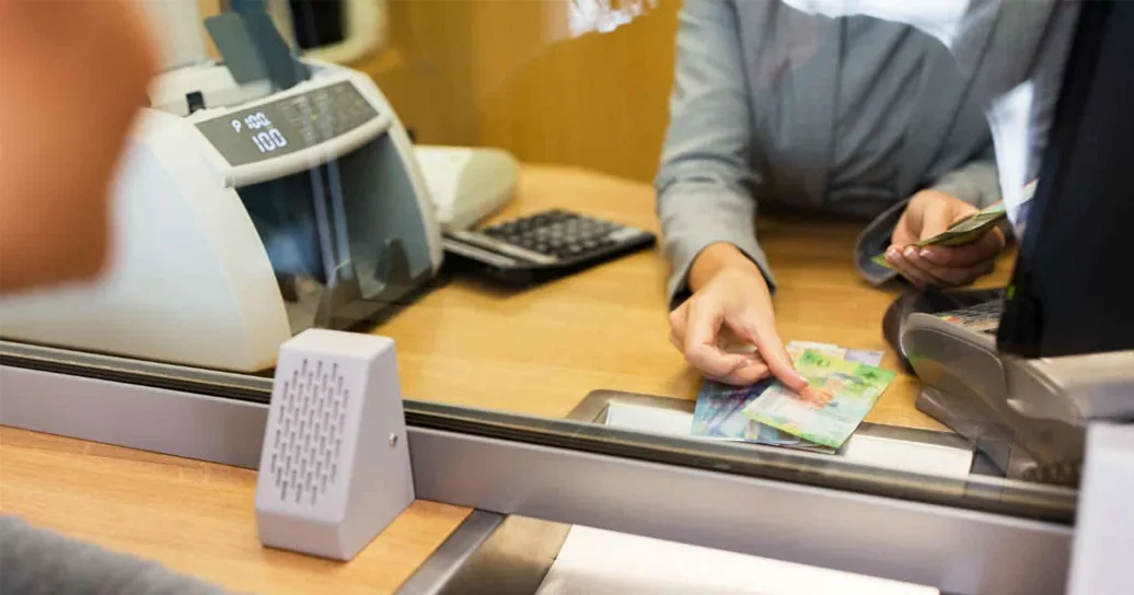 Bancário tem direito a 7ª e 8ª horas sem compensação